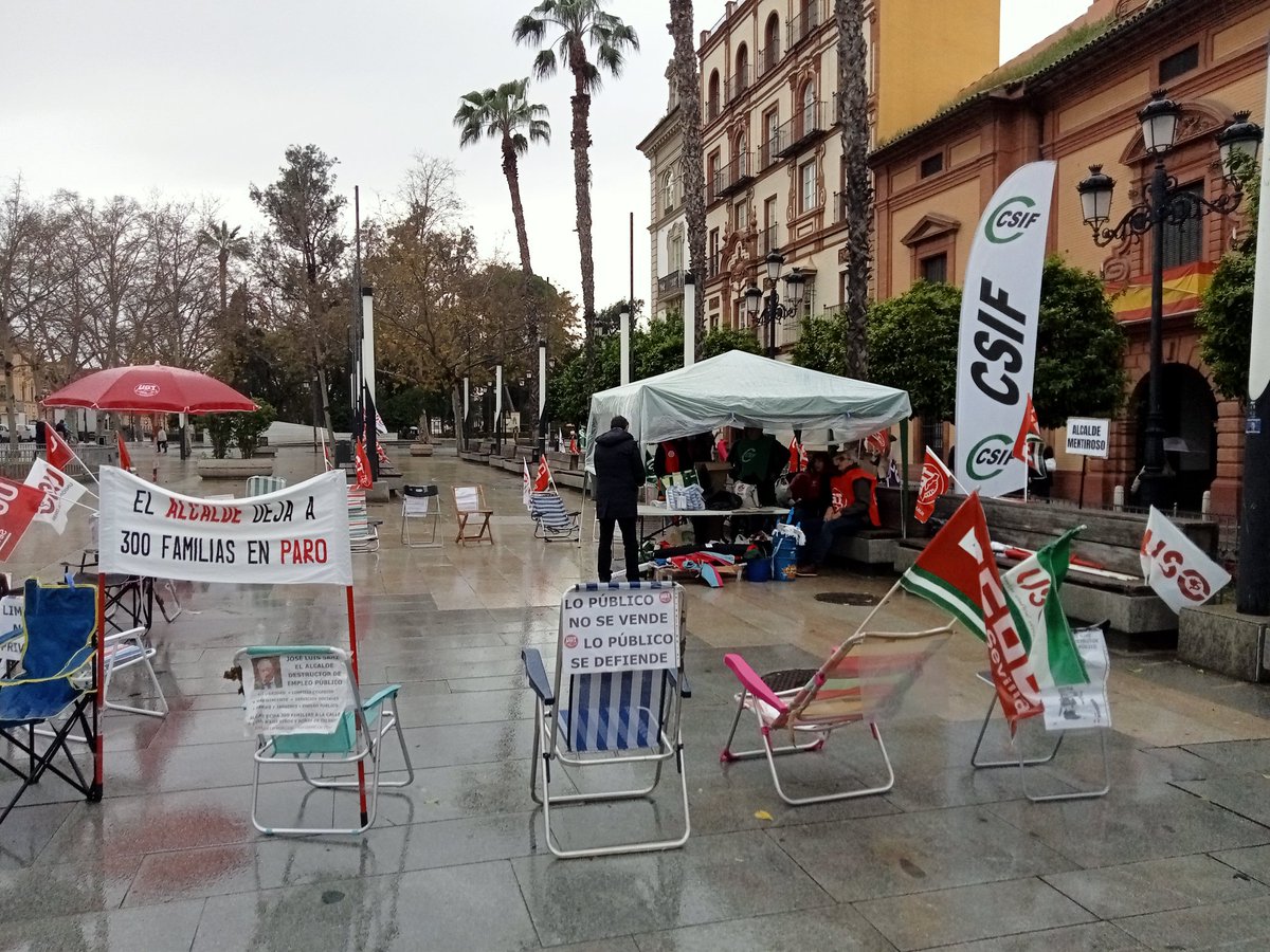 usoaytosevilla's tweet photo. Decimosegundo día de acampada. Día de reunión con el Ayto y día de televisiónes en directo desde Puerta Jerez. 
Gracias compañeras y compañeros. 
Gracias a todos y todas que de una u otra forma mostráis vuestros apoyos a esta justa causa. Limpieza NO sé Privatiza. https://t.co/QB3qTFRthA