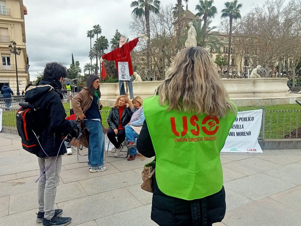 Decimosegundo día de acampada. Día de reunión con el Ayto y día de televisiónes en directo desde Puerta Jerez. 
Gracias compañeras y compañeros. 
Gracias a todos y todas que de una u otra forma mostráis vuestros apoyos a esta justa causa. Limpieza NO sé Privatiza.