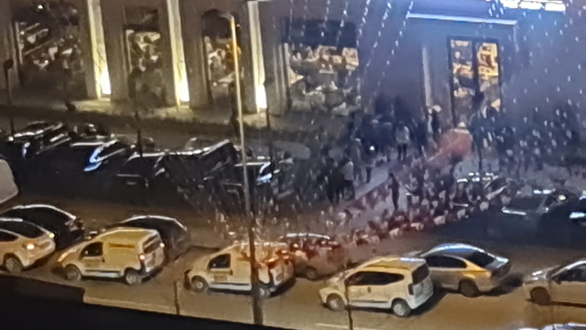 Kağıt üzerinde işlem tamam, sokakta işgal devam! 🛑

Etimesgut'ta otopark alanını mağazaya katan işletmeye "Yapı Tatil Zaptı" tutulmuş. Kağıt üzerinde işlem var ama fiiliyatta işletme aynen faaliyette; bulvar ise çift sıra park rezaletiyle baş başa! Üstelik bu, ülkemizdeki çok