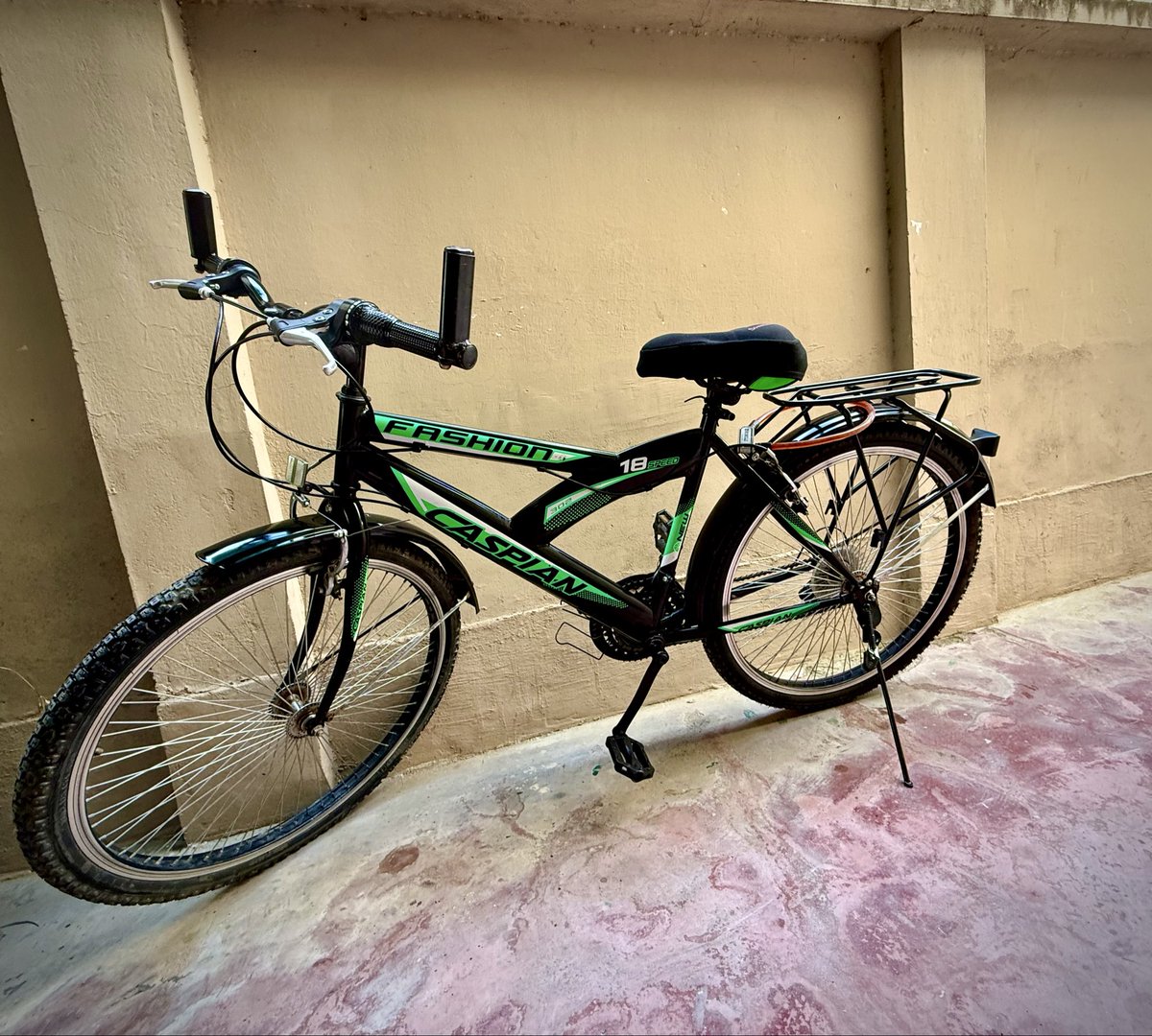 RabeaMahfooz's tweet photo. Desperate times call for desperate measures 👀 

Qaum healthy banaygi! Cycling can improve both mental and physical health, reduce traffic and pollution, and help you save money by not spending on petrol 🫠

#Petrol https://t.co/CozJAIbyy1