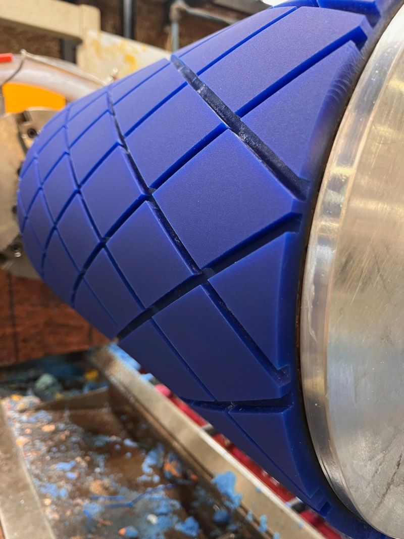 To enhance concentricity and surface structure, a roller's surface can be machine- or ground-finished rather than cast-finished. Many precision-ground surface patterns are available, depending on the roller's application and surroundings.