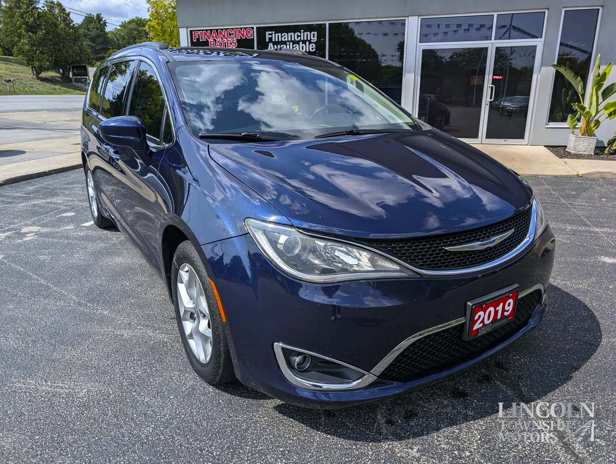 In the market for a minivan? We can help!

2019 Chrysler Pacifica Touring (Navy)
-$30,988 +Tax &amp; Lic
-89,656 kms

2019 Chrysler Pacifica LX (Granite)
-$27,988 +Tax &amp; Lic
-$83,240 kms

Click here for more info lincolntownshipmotors.ca/vehicles/?qs=p…

📞289-479-0375
📧info@lincolntownshipmotors.ca