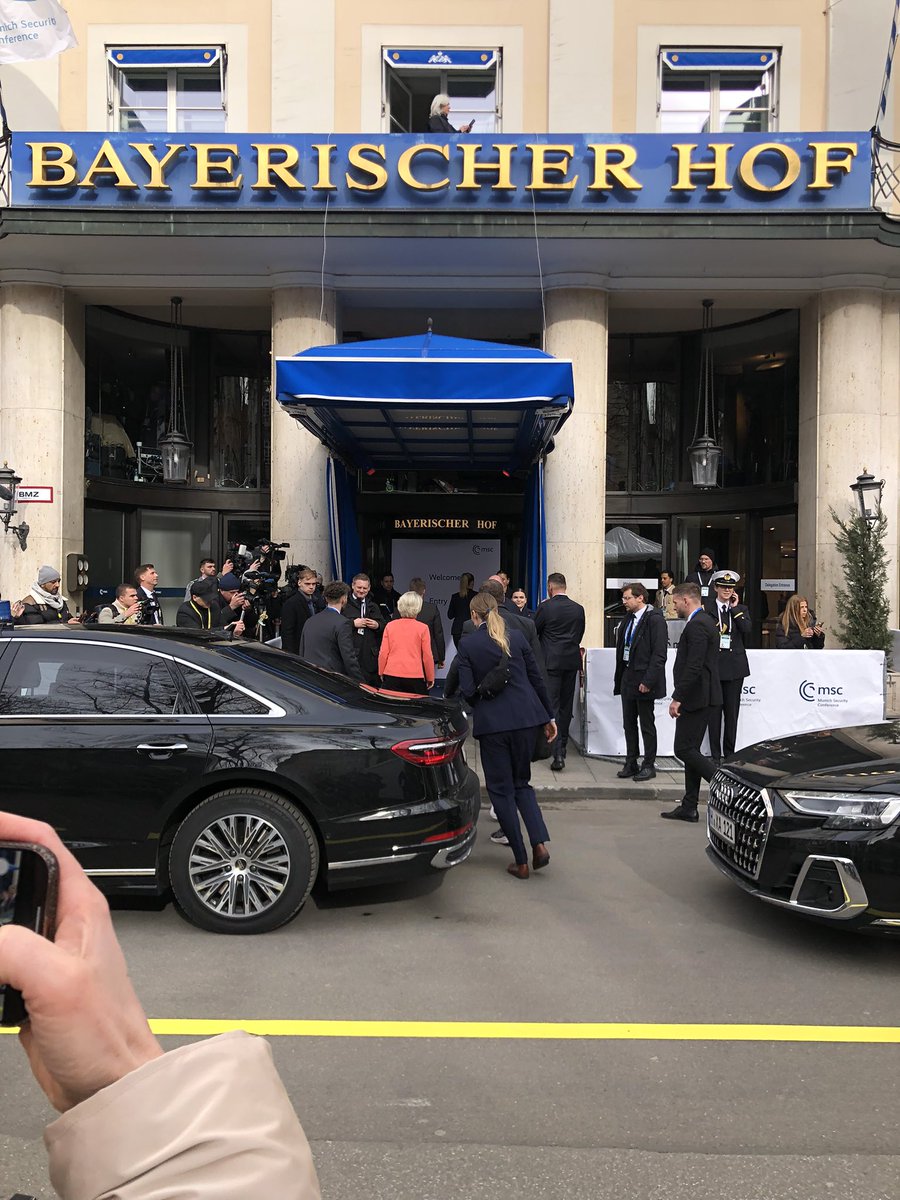 Als Beobachter der MSC 2026 fragt man: Weshalb die Schicksalsfragen der Welt nicht drängender gestellt werden.  Muss nicht im Vertrauen auf Glaube und Hoffnung tiefschürfend gefragt werden. Motto: „Wir heißen euch hoffen“ oder mit „In God we trust." zeitzeichen.net/node/12321