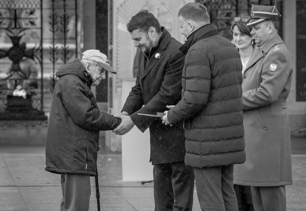 LechParell's tweet photo. Zmarł jeden z ostatnich weteranów spod Lenino, kpt. Jerzy Henkel (102). Paradoks polskich losów: dwaj bracia, jedna wojna. Jeden mógł pójść z Andersem. Jerzego nie przyjęli i bił się na Wschodzie. Cześć Jego pamięci. 🇵🇱 https://t.co/1WFMG5Ap3F