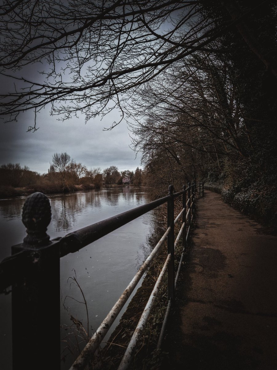 KankaMarcin's tweet photo. Day 132/365
a quiet riverside path pulling me forward 🌫️🚶‍♂️
bare branches sketching lines over still water 🌿🌊
grey light, calm headspace 🤍
#365challenge #365dayphotochallenge #photoaday #dailyphoto #ukphotography #riverside #riverwalk #moodygrams #moodytones #leadinglines https://t.co/x7IKxMkv6R