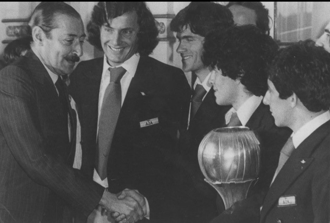 <a href="/MiguelPcb531/">Miguel Perroviejo</a> Maradona visitó y le dió la mano a Videla, pero bueno, memoria selectiva del kuka nacionalizado iraní