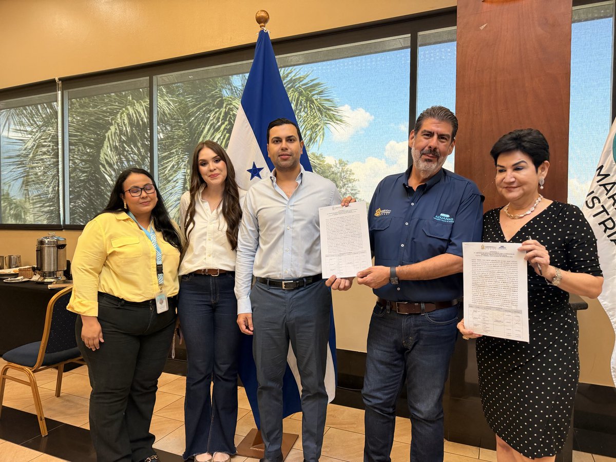 RafaelRuizP_'s tweet photo. @AduanasHonduras
📌 Hoy hemos firmado con el Ministro Director de Aduanas, Marco Tulio Abadie, el contrato que garantiza operaciones 24/7 en la Terminal de Graneles de Puerto Cortés.
Reducción de tiempos, reducción de costos y mayor competitividad.
#TEH #LOGRA https://t.co/EhZRfStUcR