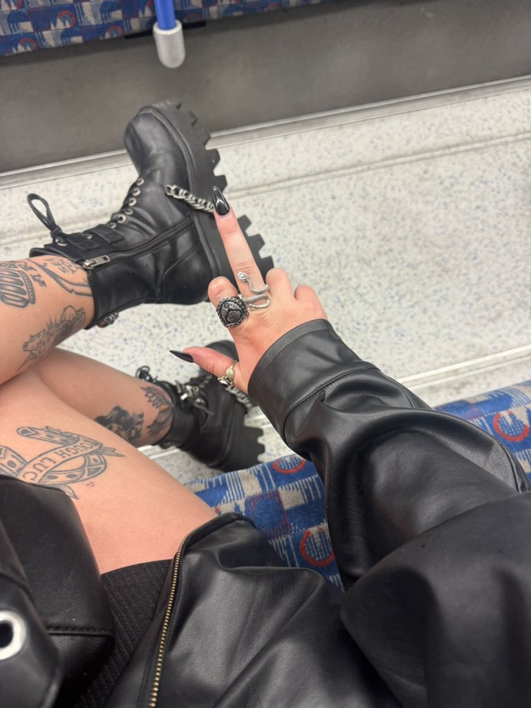 eve 🖤🤘🏼 tweet media