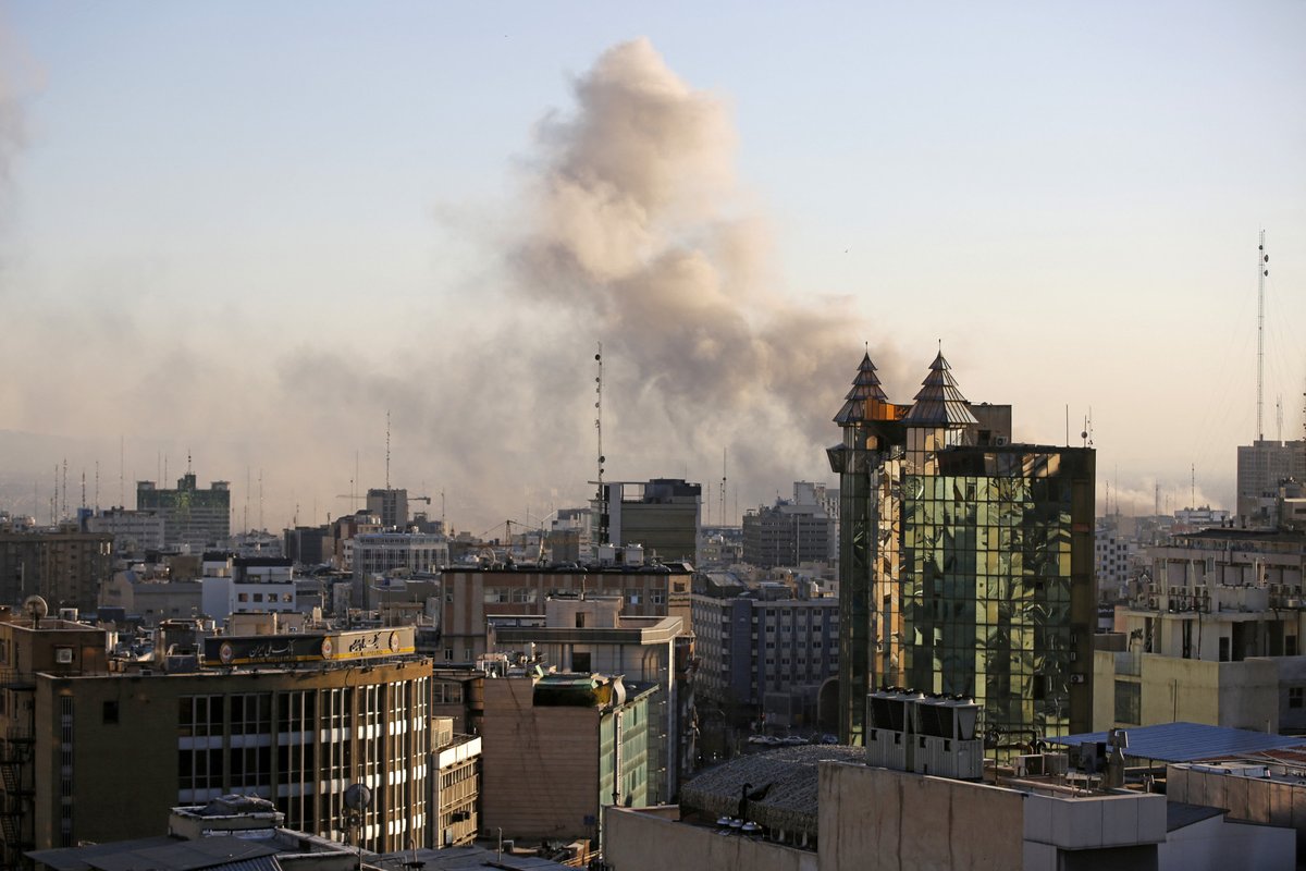 RTLFrance's tweet photo. 🔴 EN DIRECT 
Guerre en Iran : le pétrole a bondi de près de 30% sur la semaine https://t.co/GiON1cizmB https://t.co/Veu5kWmhv9
