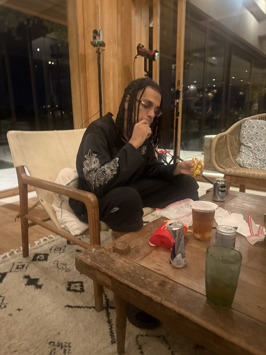 xander tweet media