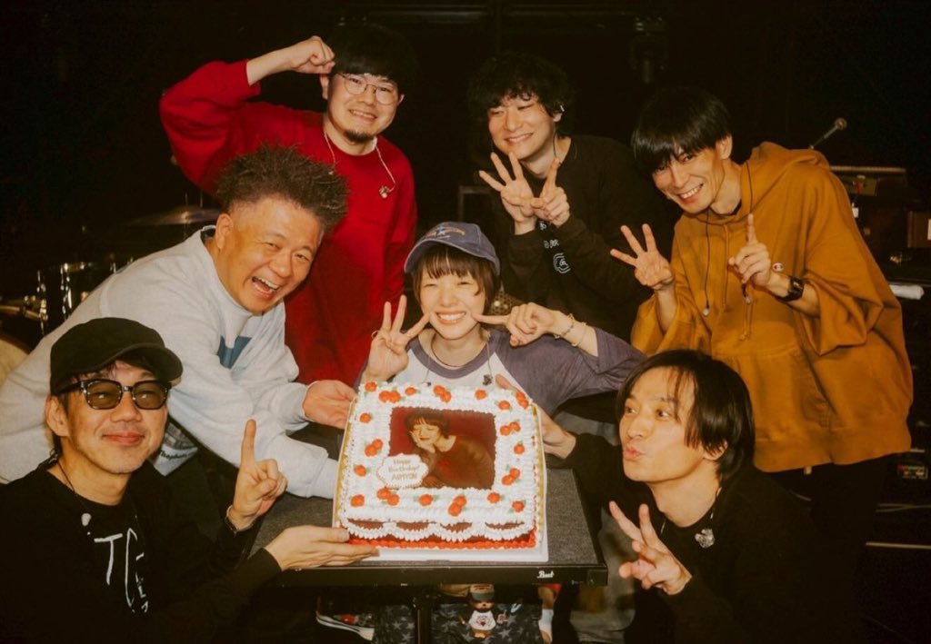 aim__________36's tweet photo. 今年もあいみょんのお祝いできて幸せでした🌷🍓🫶🏻
わが家のみょんは食べられないけど、ちゃんとみょん役してくれてる。（ちゃんと🐶用のロールケーキ食べた）
また、何回も何十回も一緒にお祝いしたいね🎈
あいみょんと一緒に歳を重ねられてはっぴーです❕

ずーーっとだいすきだよ。愛

@aimyonGtter https://t.co/2joSnhcOoC