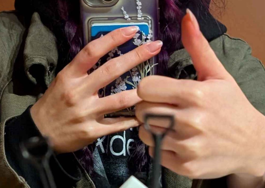 catspocals's tweet photo. my hands in these photos my friend took of me Hello https://t.co/EvLIb9Y0Iq