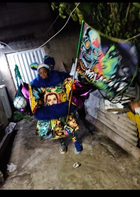 OsImplacaveisNh's tweet photo. Mesmo com o pé machucado ele não desistiu de colocar o bate bola aos 80 anos essa EA dona Dulce https://t.co/bny9irJ4gZ