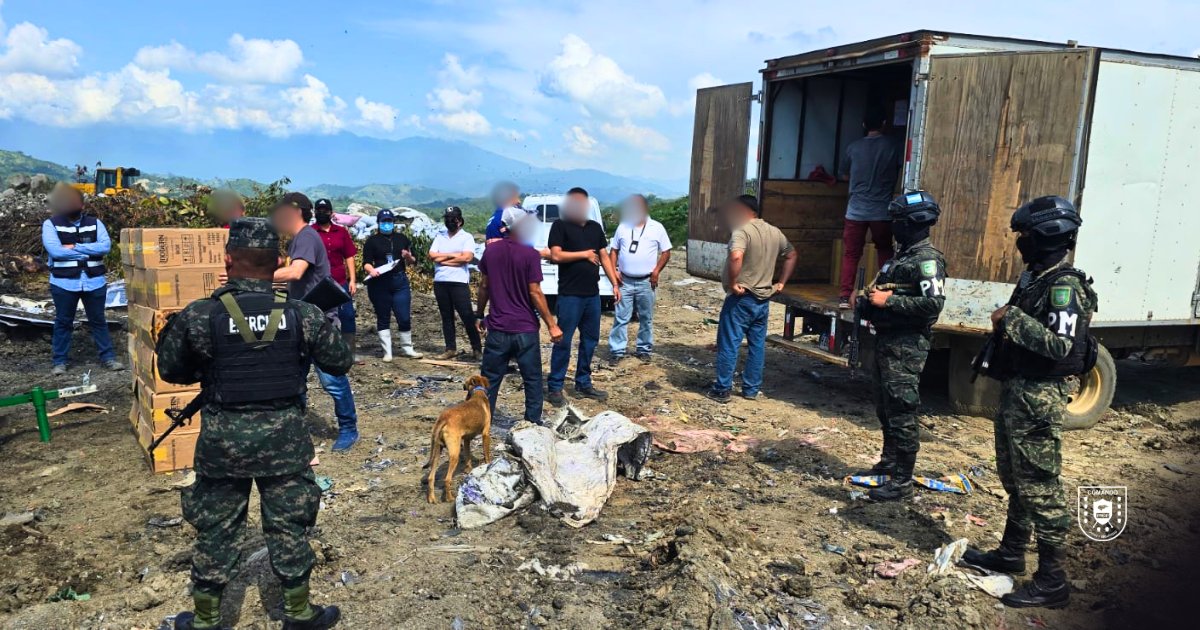 PMOPHN's tweet photo. Las @FFAAHN a través de la @PMOPHN (#6BPMOP), en apoyo al Ministerio Público, participaron en la destrucción de 230 cajas de cigarrillos decomisados en el Relleno Sanitario de San Pedro Sula, Cortés.

La actividad se realizó bajo supervisión del Ministerio Público, con presencia del Ejército de Honduras, Cuerpo de Bomberos, fiscal y juez ejecutor, como parte de las acciones contra el comercio ilícito.