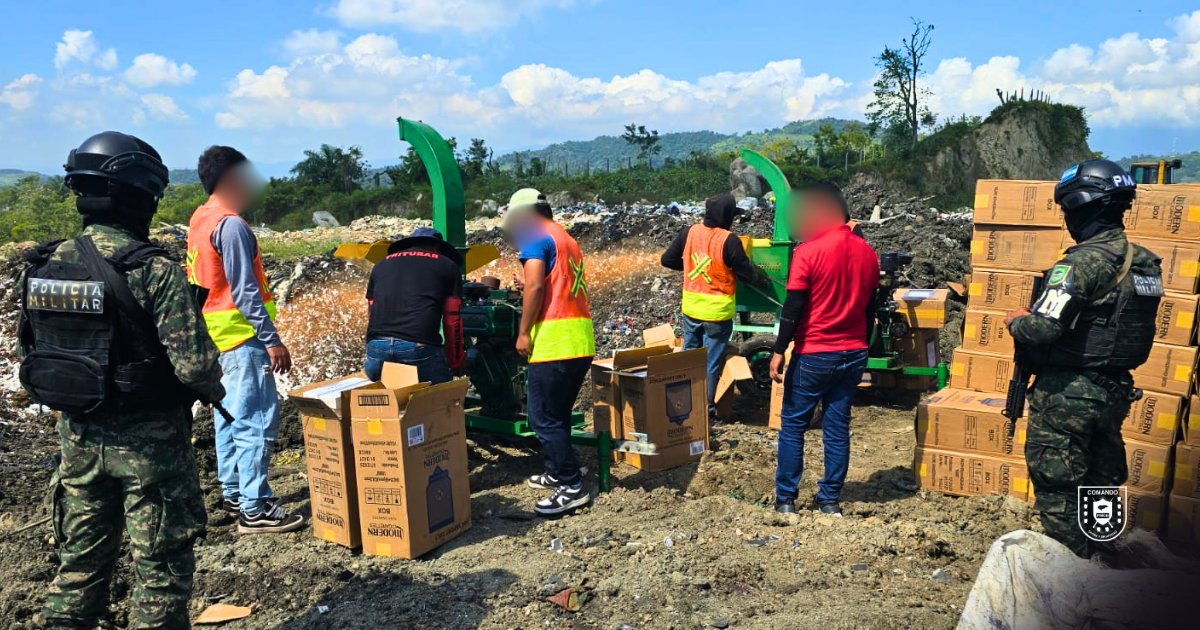 PMOPHN's tweet photo. Las @FFAAHN a través de la @PMOPHN (#6BPMOP), en apoyo al Ministerio Público, participaron en la destrucción de 230 cajas de cigarrillos decomisados en el Relleno Sanitario de San Pedro Sula, Cortés.

La actividad se realizó bajo supervisión del Ministerio Público, con presencia del Ejército de Honduras, Cuerpo de Bomberos, fiscal y juez ejecutor, como parte de las acciones contra el comercio ilícito.
