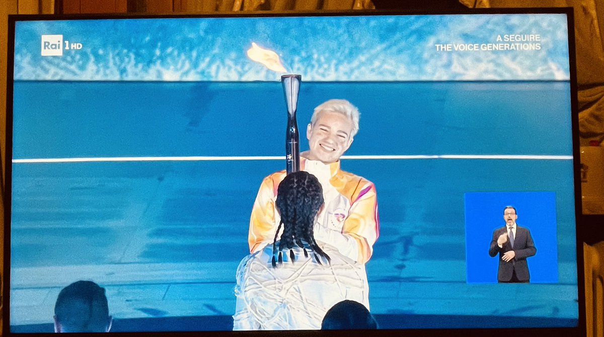 Nerys__'s tweet image. Bebe Vio, con il suo inconfondibile sorriso, è entrata nell’Arena di Verona portando la fiamma paralalimpica e la luce viene condiviso con ballerini e ballerine dotate di guanti speciali: dall’acqua delle gocce primo simbolo paralimpico, si passa al fuoco. 
#OpeningCeremony