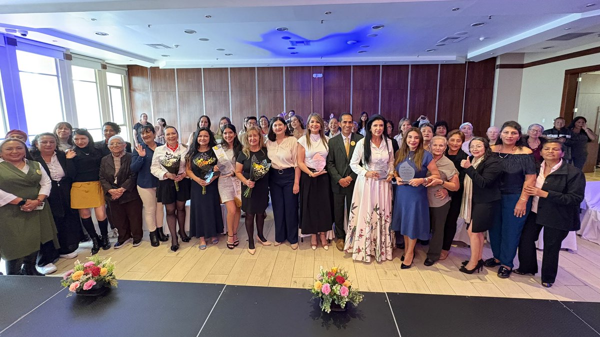 HGIsidroAyora's tweet photo. 🏥 Con orgullo compartimos que nuestra Gerente, la Dra. Teresa Aumala, recibió un reconocimiento de Fundación Jóvenes Contra el Cáncer por su liderazgo y aporte a la salud materno-neonatal del país. 🇪🇨

En el marco del Día Internacional de la Mujer, aplaudimos su compromiso. 🌹 https://t.co/5fxY8aZwl6