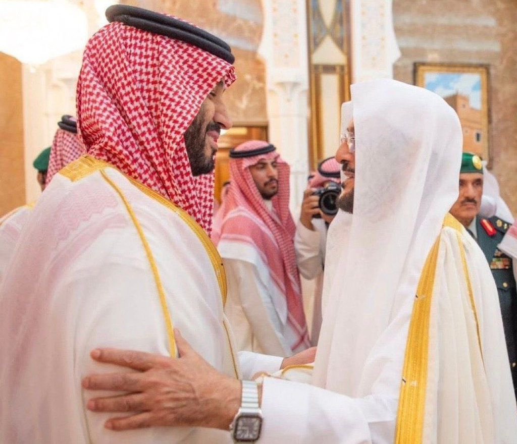 Moh1Rz2H3's tweet photo. الحمد لله رب العالمين، والصلاة والسلام على نبينا محمد وعلى آله وصحبه أجمعين.

معالي الوزير الدكتور
الشيخ عبداللطيف بن عبدالعزيز آل الشيخ
السلام عليكم ورحمة الله وبركاته،

إن من جميل موافقات الأقدار أن يكون تعيينكم في وزارة الشؤون الإسلامية في يومٍ يوافق يومٍ عظيم من أيام الإسلام، يوم غزوة بدر الكبرى، ذلك اليوم الذي أظهر الله فيه الحق وأعز فيه أهل الإيمان وأذل فيه الباطل وأهله. وكأن في هذه الموافقة إشارة إلى ما تحقق من نصرةٍ للمنهج الصحيح، وإظهارٍ للحق، وخدمةٍ للدعوة إلى الله على بصيرة.

لقد مضت ٨ سنوات من عملكم المبارك رأى فيها الناس آثارًا واضحة في ضبط مسار الدعوة، وترسيخ منهج الوسطية والاعتدال القائم على كتاب الله وسنة رسوله صلى الله عليه وسلم وفهم سلف الأمة. وقد كان لجهودكم آثاراً ظاهرة في حماية المنابر من الغلو والانحراف، وفي توجيه الخطاب الدعوي ليكون خطابًا علميًا رصينًا يجمع بين الحكمة والحزم.

كما شهدت الوزارة عناية كبيرة بخدمة الوطن وأبنائه ٩١ الف وظيفة  
وما قمتم بتقوية رسالة المساجد، وتأهيل الدعاة، وتنظيم العمل الدعوي داخل المملكة وخارجها، حتى أصبحت الدعوة أكثر وضوحًا وانضباطًا، بعيدةً عن الفوضى الفكرية أو استغلال المنابر لأجندات الجماعات والأحزاب.

ولا يخفى ما بذلتموه من جهود في مواجهة الأفكار المنحرفة والتنظيمات التي حاولت استغلال الدين لتحقيق مآربها الحزبية، فحُفظت المنابر، وحُميت عقول الشباب، واستعاد العمل الدعوي صفاءه ومنهجه الأصيل القائم على السمع والطاعة ولزوم الجماعة وتحقيق مصالح الدين والوطن.

معالي الوزير،
إن ما تحقق في هذه السنوات من خيرٍ وتنظيمٍ وضبطٍ للدعوة، إنما هو فضل الله أولاً، ثم توجيهات ولاة الامر  ومن ثم بجهودكم وإخلاصكم وحرصكم على خدمة الدين والوطن وولاة الأمر، فجزاكم الله خير الجزاء، وبارك في أعمالكم، وجعل ما قدمتم في ميزان حسناتكم.

ونسأل الله تعالى أن يوفقكم لمزيد من العطاء، وأن يسدد خطاكم، وأن يديم على هذه البلاد المباركة أمنها واستقرارها واعتدال منهجها، وأن يجعل أعمالكم خالصة لوجهه الكريم.