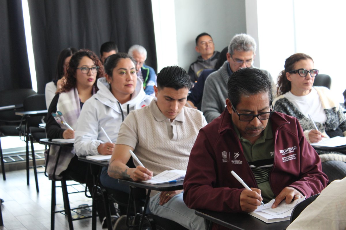 SecretariadoGEM's tweet photo. Con el objetivo de fortalecer la cultura de la prevención, en el Secretariado Ejecutivo del Sistema Estatal de Seguridad Pública se llevó a cabo la plática “Prevenir cambia todo”, dirigida al personal de esta institución.

Durante la sesión se reflexionó sobre la importancia de incorporar el enfoque preventivo tanto en el ámbito laboral como en el comunitario, promoviendo acciones que contribuyan a la construcción de entornos más seguros, responsables y participativos.

A través de este tipo de actividades, el Secretariado Ejecutivo reafirma su compromiso con la prevención como herramienta fundamental para el bienestar y la seguridad de la sociedad.

#Prevención #PrevenirCambiaTodo #Seguridad #CulturaDeLaPrevención