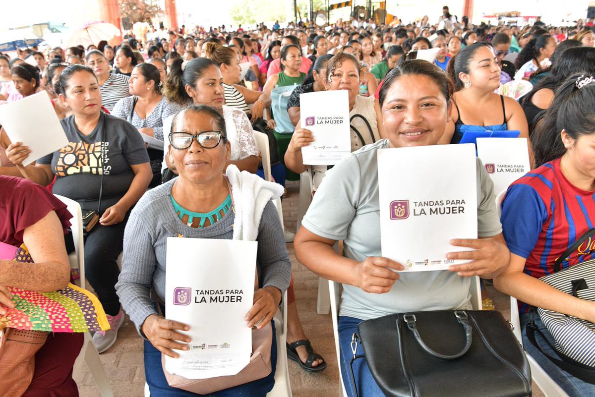 Con la entrega de 1,200 certificados del programa 'Tandas para la Mujer', en #Cunduacán, seguimos fortaleciendo el espíritu emprendedor de las tabasqueñas, así como su camino hacia la independencia económica, que es uno de nuestros compromisos. Cada una recibe 5 mil pesos, que al