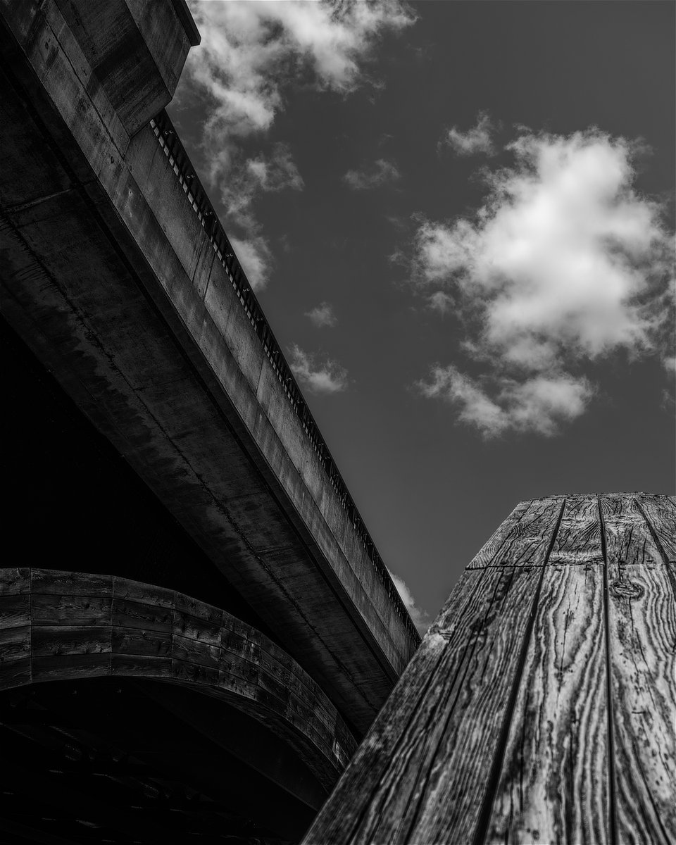 Yorvik_'s tweet photo. The new rises above the old. Concrete and steel vs. timber and iron. https://t.co/RMf8GQWyTm