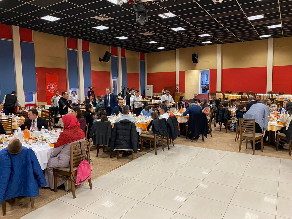 Gönül Sofrasında Buluşma

Ramazan ayının paylaşma ve dayanışma ruhunun en güzel örneklerinden biri, düzenlenen iftar programında yaşandı.
👉👉👉
instagram.com/p/DVjo8N1iB80/…