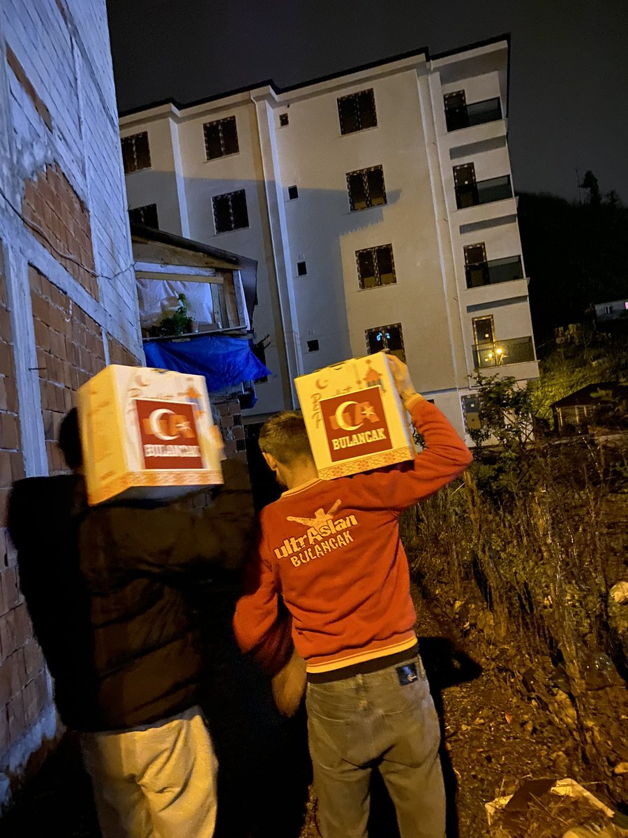 uAbulancak's tweet photo. Ramazan paylaşmaktır, dayanışmadır.
Hazırladığımız Ramazan kolilerini ihtiyaç sahibi ailelere ulaştırmanın mutluluğunu yaşadık.
Emeği geçen herkese teşekkür ederiz.Allah kabul etsin inşallah.
#BirYardımBinMutluluk 
#uAYurtiçi #uABulancak https://t.co/MI8p8tFzCR
