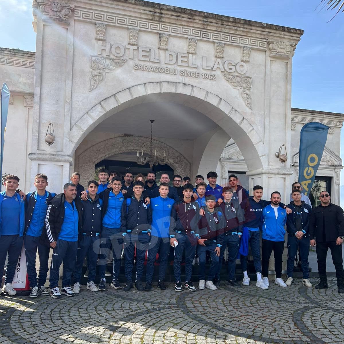 Kaytanerhan's tweet photo. 🚨 Ligde zor günler geçiren Adana Demirspor’un Sakarya deplasmanı otel konaklaması Sakaryaspor kulüp başkanı Enes Zengin’in girişimleriyle ücretsiz olarak sağlandı. Sapanca Del Lago Luxury’de konaklayan Adana kafilesinden herhangi bir ücret alınmadı.

🗣️ Sakaryaspor kulüp başkanı Enes Zengin; “Ligde zor bir dönemden geçen Adana Demirspor’u Sakarya’da en iyi şekilde ağırlamak bizim için önemliydi. 

Bu noktada Sapanca’daki Del Lago Luxury Otel’in kapılarını kulübümüze ve misafir takımımıza açan otel yönetimine ve değerli iş insanı Altay Akbıyık’a özellikle teşekkür etmek istiyorum. 

Gösterdikleri misafirperverlik ve destek, sporun dostluk ve dayanışma ruhuna çok güzel bir örnek olmuştur. Sakaryaspor camiası adına kendilerine teşekkürlerimi sunuyorum.”
