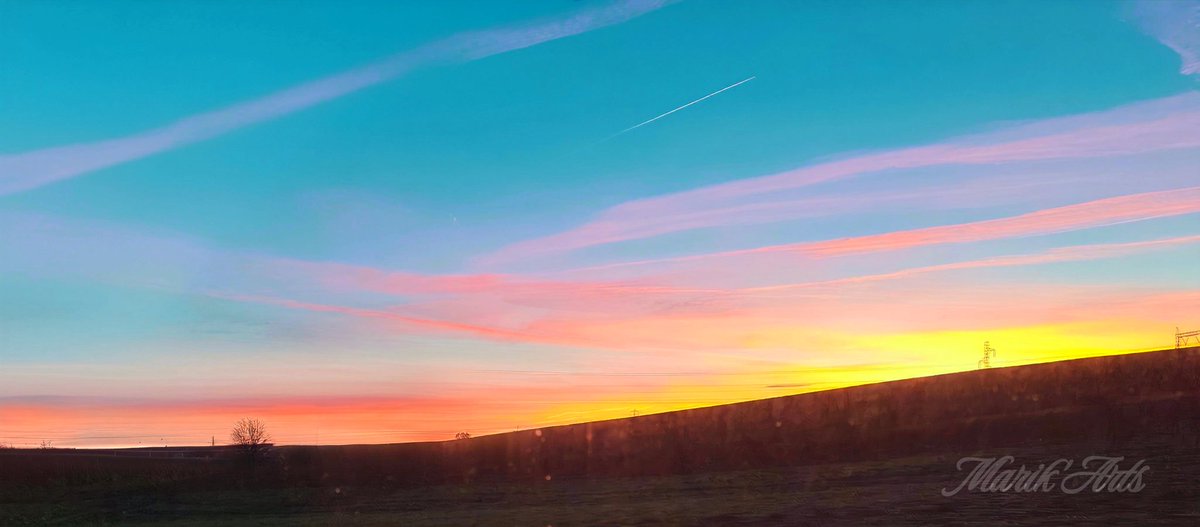 MarikArtsy's tweet photo. Lights of a cold winter morning
#landscapephotography #lightinspired #colorful #winternature https://t.co/g2Rtef8vmm