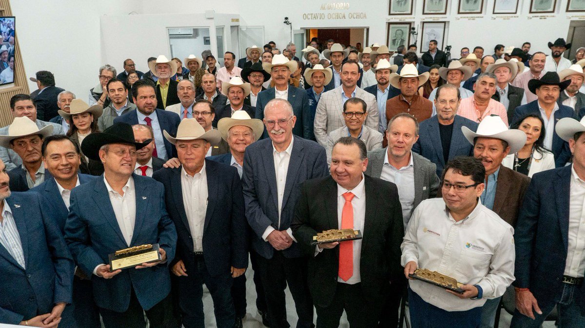 CNAgropecuario's tweet photo. En el marco del #DíaNacionalDeLaGanadería, felicitamos al @SENASICA y a su director, Javier Calderón, por recibir el Galardón al Mérito Ganadero 2026. 🐄🇲🇽

Reconocemos el trabajo del Servicio Nacional de Sanidad, Inocuidad y Calidad Agroalimentaria, cuya labor es fundamental para proteger la sanidad del campo mexicano, garantizar alimentos seguros y mantener abiertos los mercados para nuestros productores.