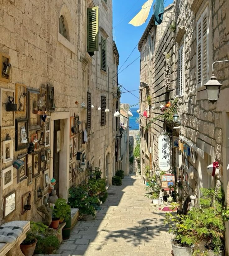 𝒍𝒖𝒏𝒂 tweet media