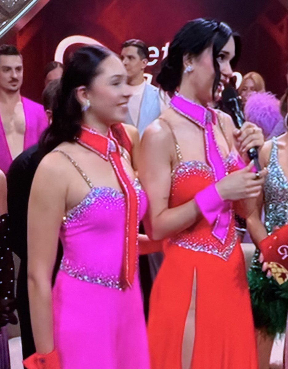 Wenn es zwei Farben gibt, die zusammen niemals gut aussehen, dann diese beiden.

#letsdance