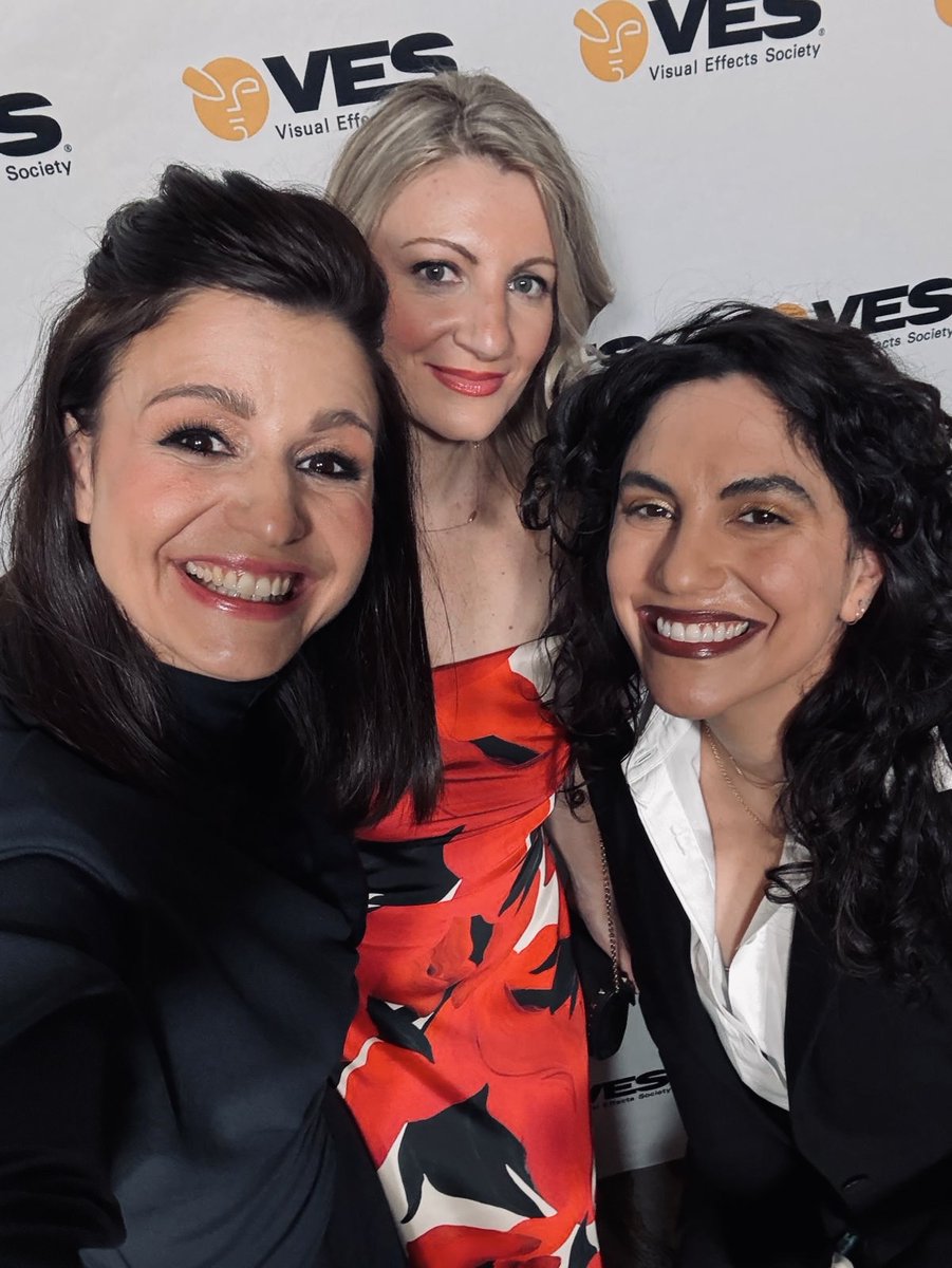 SirenLab's tweet photo. At the @VFXSociety Awards with ladies in VFX! 💚 https://t.co/Gpj7Xn7axo