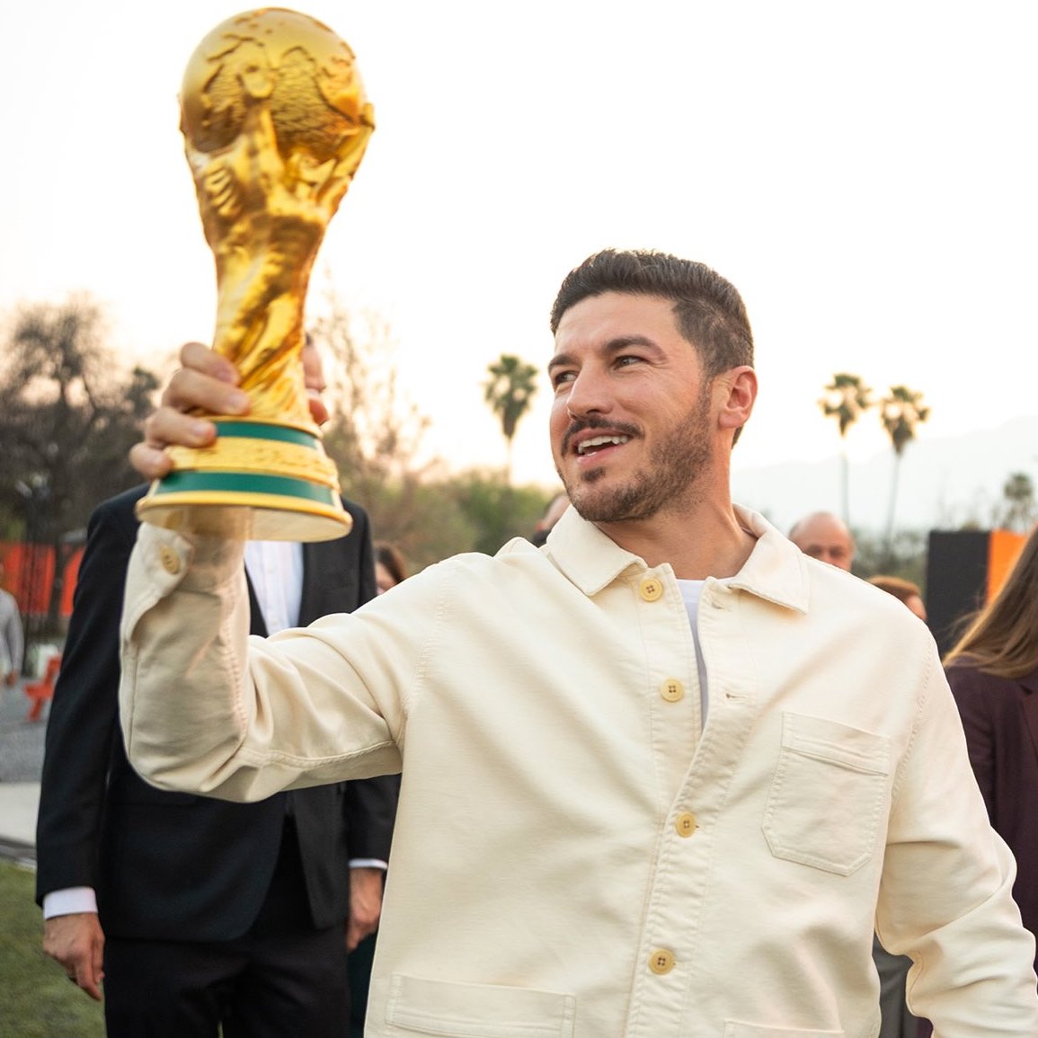 YoAmoaLaCiencia's tweet photo. Gobierno de Samuel García despide a guardabosques por falta de dinero antes del Mundial 

A menos de 100 días del inicio de la Copa Mundial de la FIFA 2026, el gobierno de Samuel García enfrenta denuncias por despidos injustificados de personal especializado en conservación ambiental.

Biólogos, guardabosques y personal técnico vinculados al Parque Natural La Estanzuela y a la estructura de Parques y Vida Silvestre de Nuevo León, fueron despedidos con el argumento de “falta de recursos”.

Mientras que el gobierno de Samuel García gasta millones de pesos para el Mundial.

El Parque Natural La Estanzuela es un Área Natural Protegida estatal ubicada en la Sierra Madre Oriental, al sur de Monterrey.

No se trata de un parque urbano, existen especies como pumas, ocelotes, venados cola blanca además de aves rapaces, que requieren de monitoreo constante y vigilancia contra la caza ilegal y el tráfico de fauna.

El gobierno de Nuevo León tras las denuncias del personal que fue despedido, está promoviendo convocatorias para voluntarios que hagan ese trabajo.

¿Quién realizará ahora el monitoreo de especies en el Parque Natural La Estanzuela, incluyendo el análisis de presencia y seguimiento de poblaciones?

¿Quién se encargará del manejo técnico del área protegida como la vigilancia contra caza furtiva?

¿Quién realizará los programas especializados de conservación como el monitoreo de biodiversidad, la evaluación de salud del ecosistema, el control de especies invasoras y la generación de datos científicos necesarios para la gestión del área natural protegida?

¿Samuel García decidió ahorrar dinero despidiendo a quienes protegen el bosque justo antes de presumir Nuevo León ante el mundo?