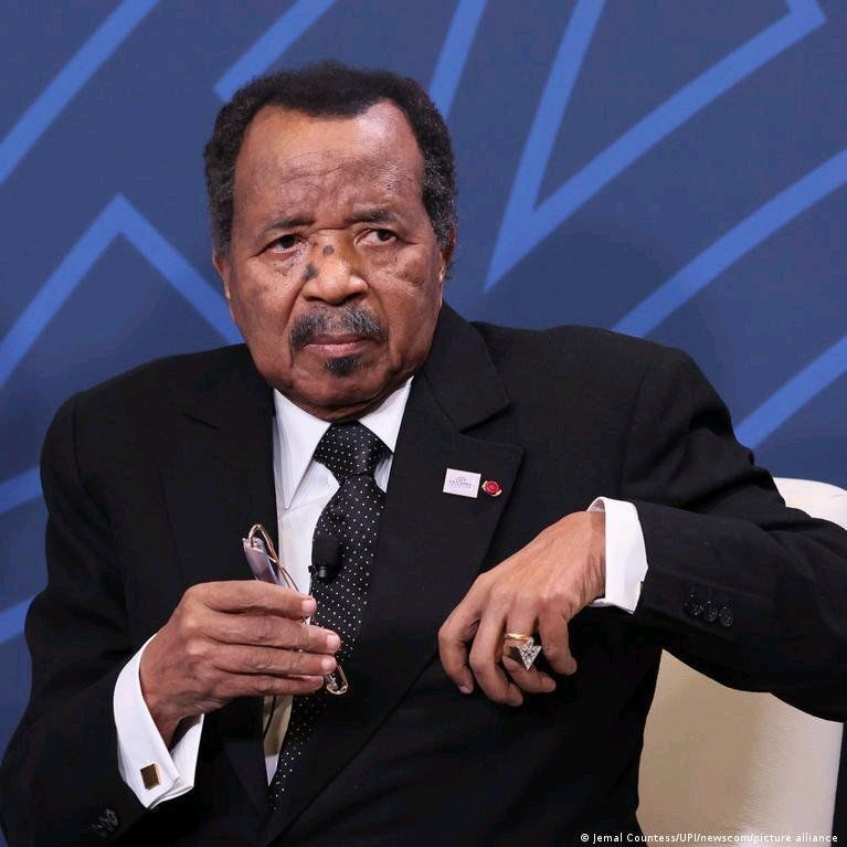 MimiMefoInfo's tweet photo. Cameroon: Paul Biya prepares constitutional reform with major implications

In Cameroon, the idea of revising the 1996 Constitution is now taking concrete shape. According to several converging sources, the technical work has been completed and the government is preparing to launch the political process in the coming months.

The initiative is being led at the Presidency of the Republic by Secretary-General Ferdinand Ngoh Ngoh, supported by a small group of legal experts. The draft reform envisages a significant transformation of the organization of the state. It follows the path of the decentralization process undertaken in recent years, with the possible increase in the number of members of parliament and the creation of new municipalities through administrative redistricting.

The reform could also alter the balance within the executive branch. Among the options under consideration is the creation of a Vice President of the Republic, appointed by the Head of State. Such a provision would replace the current mechanism that assigns interim presidential powers to the President of the Senate.

Other adjustments are also being discussed, including a reduction in the length of the presidential term and a revision of certain electoral rules.