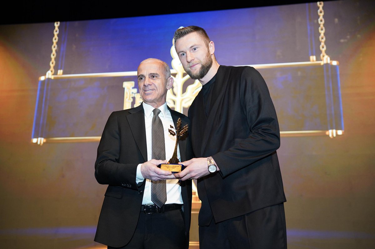 #AydınlıkGelecekÖdülleri2025 “Yılın Erkek Futbolcusu Ödülü”nün sahibi Milan Skriniar!