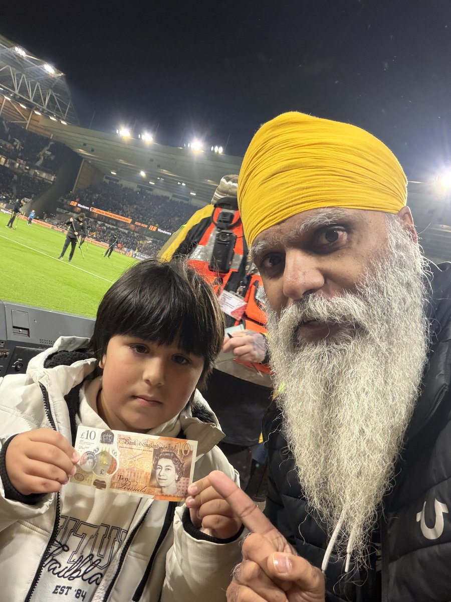 So young Jenson has just left the Billy Wright lower to come to me in the South Bank to give me £10 towards my challenge for <a href="/DementiaUK/">Dementia UK</a>
This is football 🥹🐺🏆