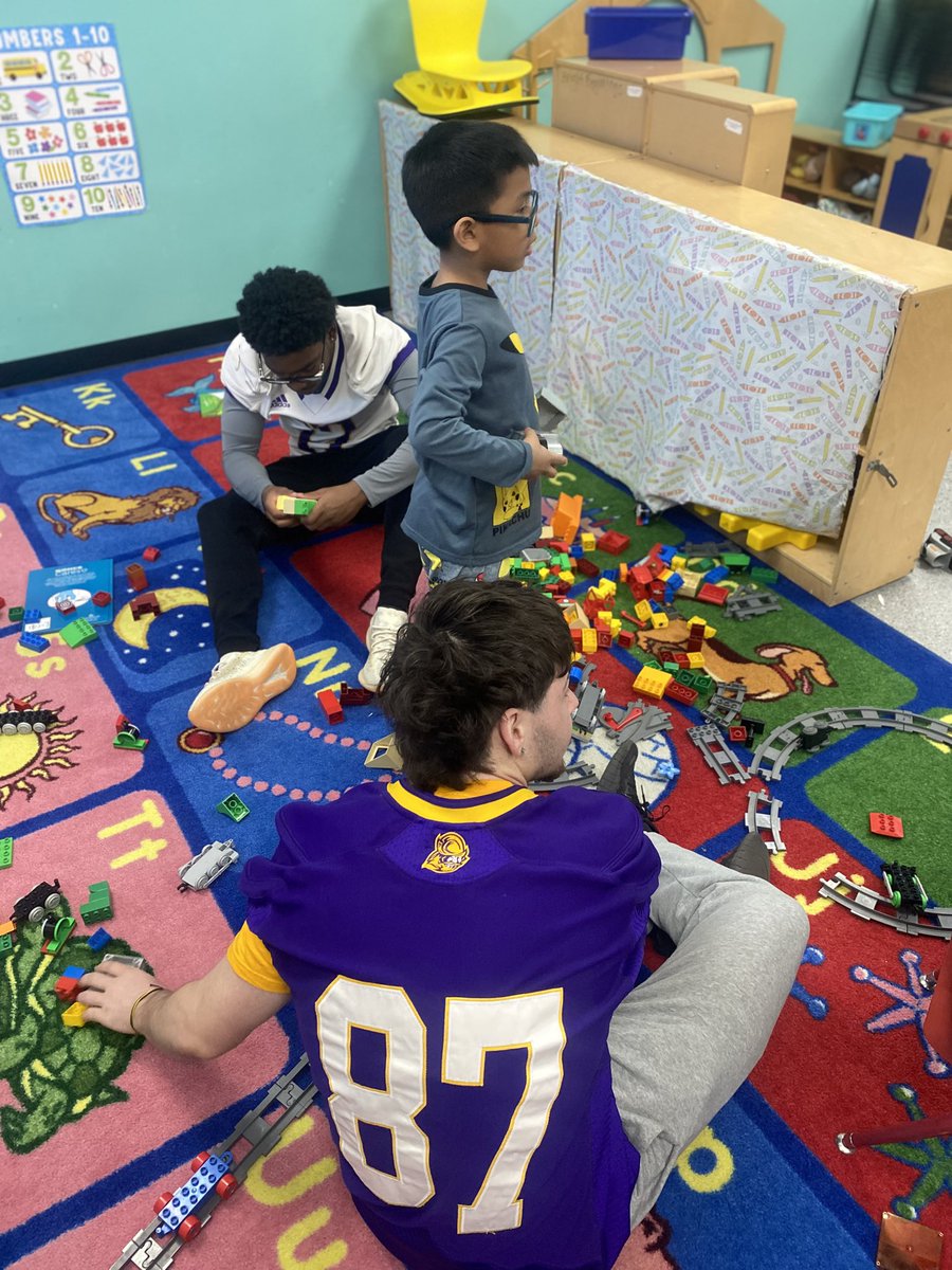 CoachLusby's tweet photo. Shout out to Bright Beginnings Pre School for having our guys out to spend some time with the kids! #FAMILLY https://t.co/ReR7YDpwkZ