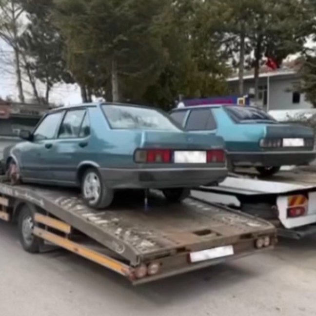 Kayseri'de Tofaş araçlarla yarış yapan ve bu anları sosyal medyada yayınlayan şahıslara 176.000 TL trafik cezası yazıldı.