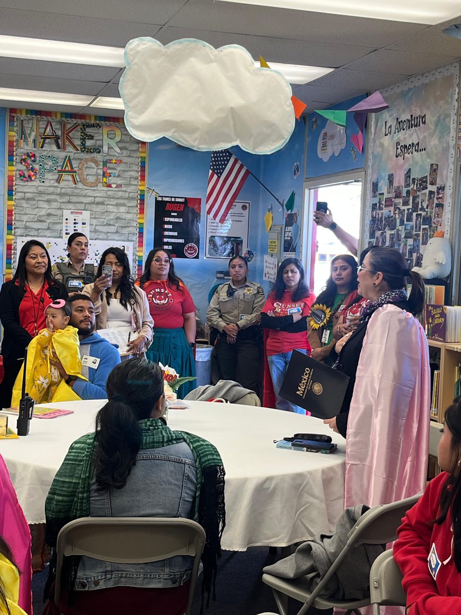 ConsulMexFresno's tweet image. Nos unimos al #ReadAcrossAmericaDay 📚 compartiendo con estudiantes binacionales la lectura de un libro sobre una heroína de la Independencia de México 🇲🇽, y conversamos sobre la importancia de la lectura como herramienta que impulsa el aprendizaje.
@IME_SRE  @SRE_mx