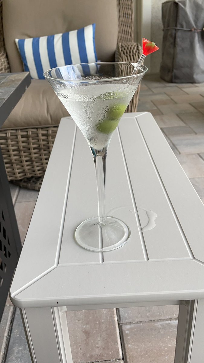 JoeFla4's tweet photo. Lil pre-game before Happy Hour. #ItsFiveOclockSomewhere 🍸🍸🍸😎🔆 https://t.co/No1hqc1K0r