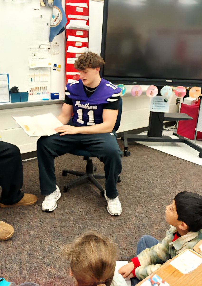 KyleHessonfb27's tweet photo. Volunteered to read for elementary students.  Had a great evening with Ms Chrisman and the kids. 
@coachyaw4 @thefallsfb @pfhsathletics https://t.co/D9c7Aj9ufJ