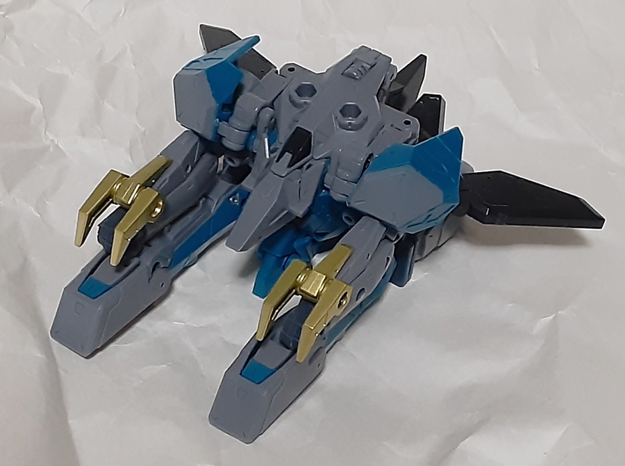 最近ずっとトイライズのガオファイガーいじってる
気になった肩やコクピットのクリックが固い部分は山を削って
腰サイドアーマーの固定用凸は切除、首元の変形用可動部周りを削ってうつむく方向に動かせるようにしてます

ファントムガオー形態は腕の固定が出来ないけどこの形が自分的ベストかな