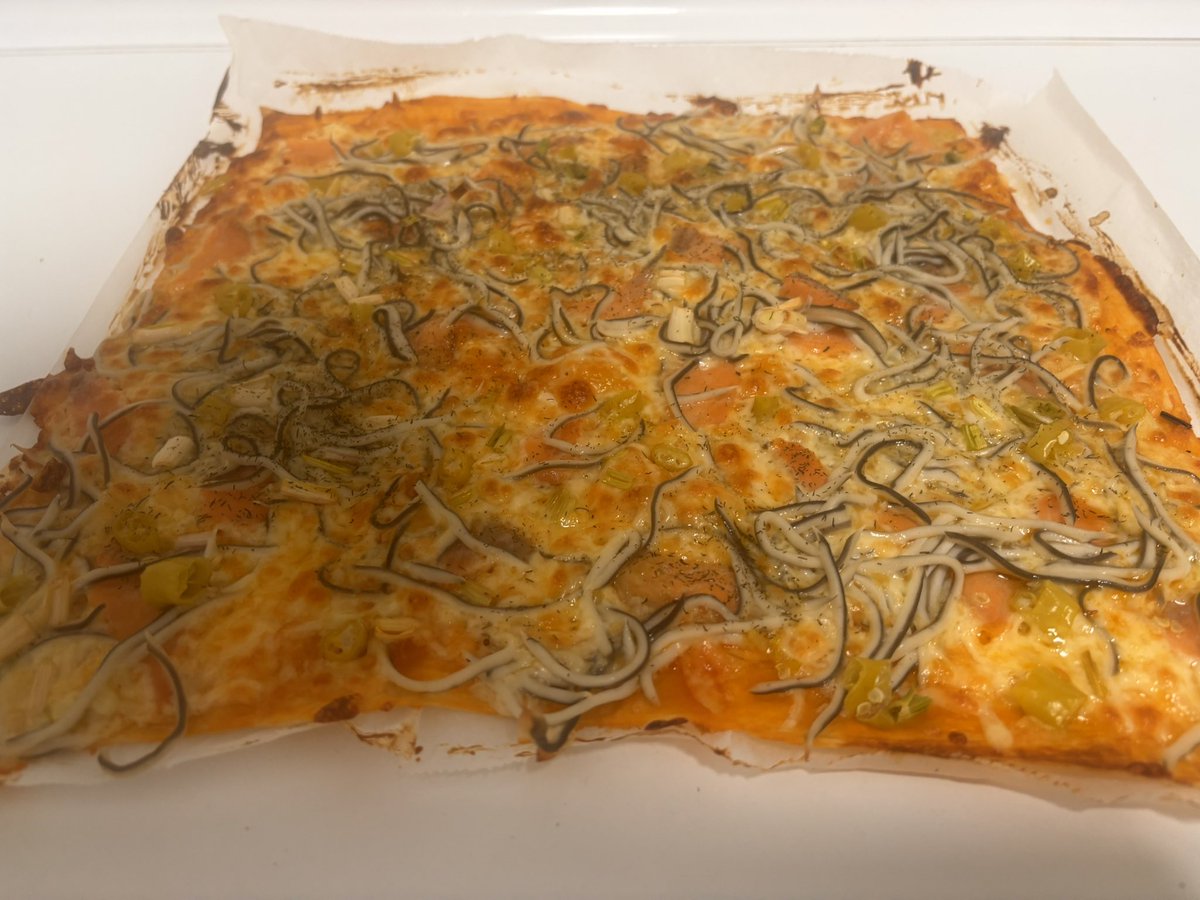 FERABELJO's tweet photo. A cenar
Pizza de salmón, gulas, ajetes y guindillas.
#lapizzadelosviernes 

#cocinando #ricorico #hechoencasa #comesano #comebien #cocinar #modochef #acomer #saborrr #afuegolento https://t.co/NrO3edrW3P