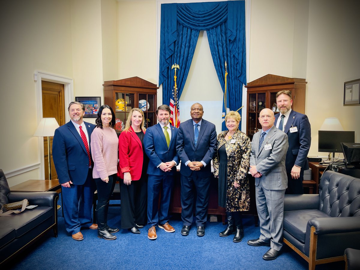 LABroadcasters's tweet image. Thank you to Congressman Cleo Fields for taking the time to meet with us and signing onto the Local Radio Freedom Act in support of local broadcasters.
We appreciate your continued support of local radio and the communities we serve.
#WeAreBroadcasters #LABProud