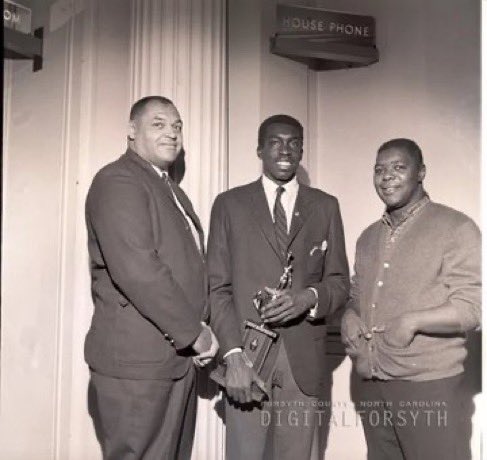 Earl ‘The Pearl’ Monroe with Clarence ‘Big House’ Gaines 📿