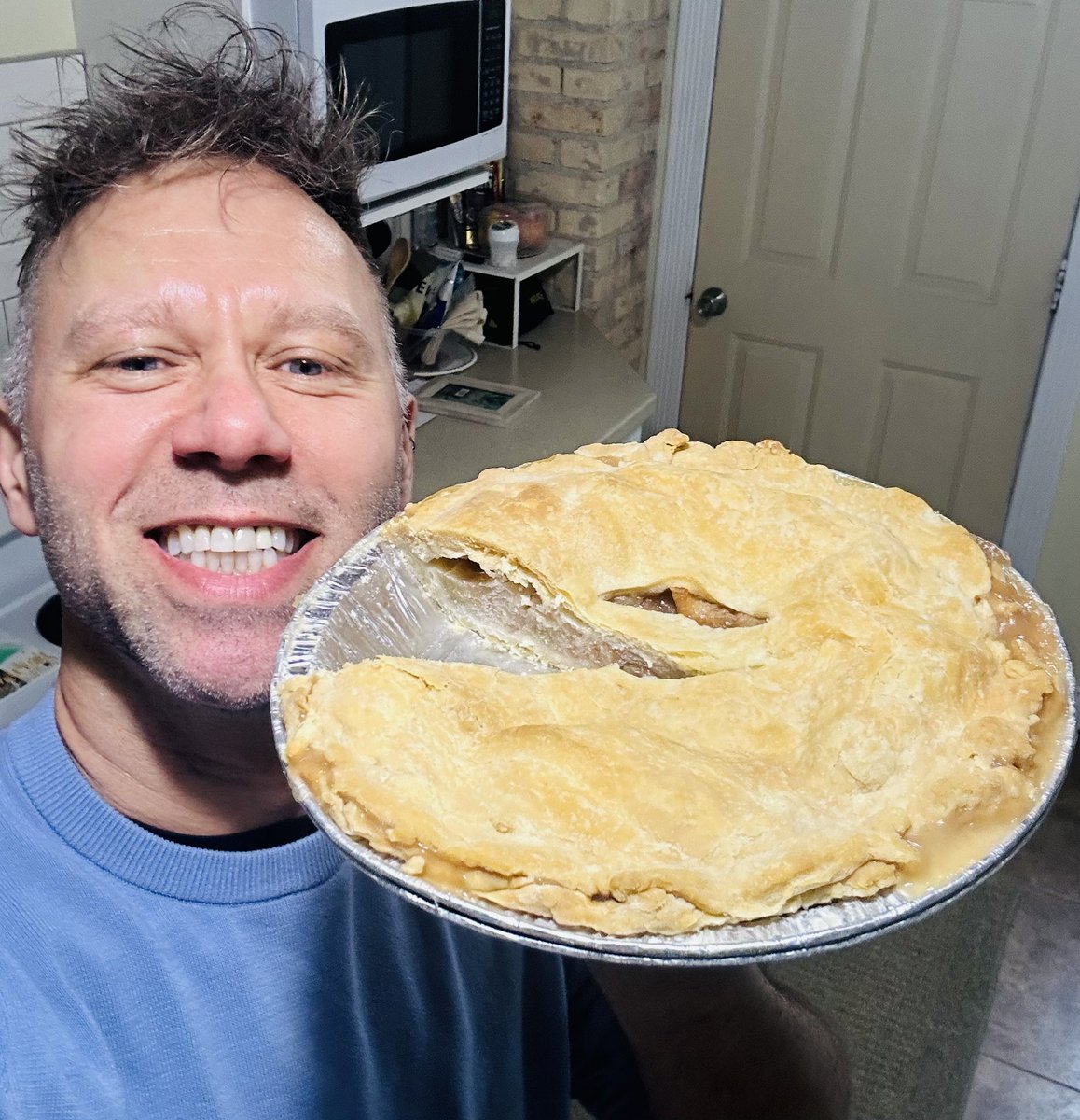 jefferystraker's tweet image. whoah, I gotta thank Judy Moon from Lang SK for this home-made apple pie she gave me! what a perfect pie and perfect gift. I'll be over here celebrating the magic that is Tenderflake if you need me... #pie #pastry
