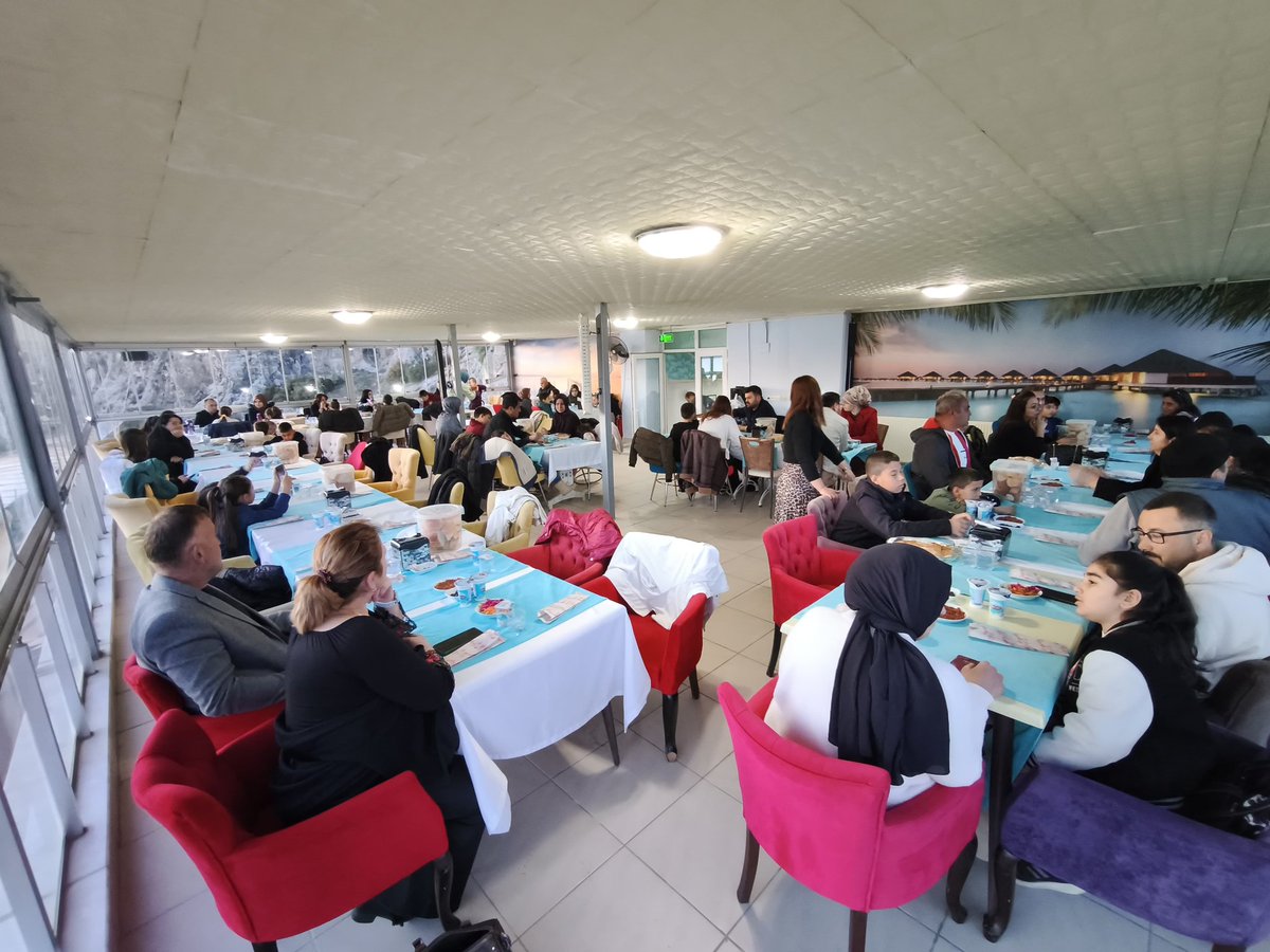 Okulumuzca düzenlenen iftar yemeğinde sizlerle bir araya gelmekten büyük mutluluk duyduk. Katılımınızla soframızı bereketlendirdiğiniz ve bu güzel akşamı bizlerle paylaştığınız için teşekkür ederiz.
​Birlik ve beraberliğimizin daim olması dileğiyle, hayırlı Ramazanlar dileriz."