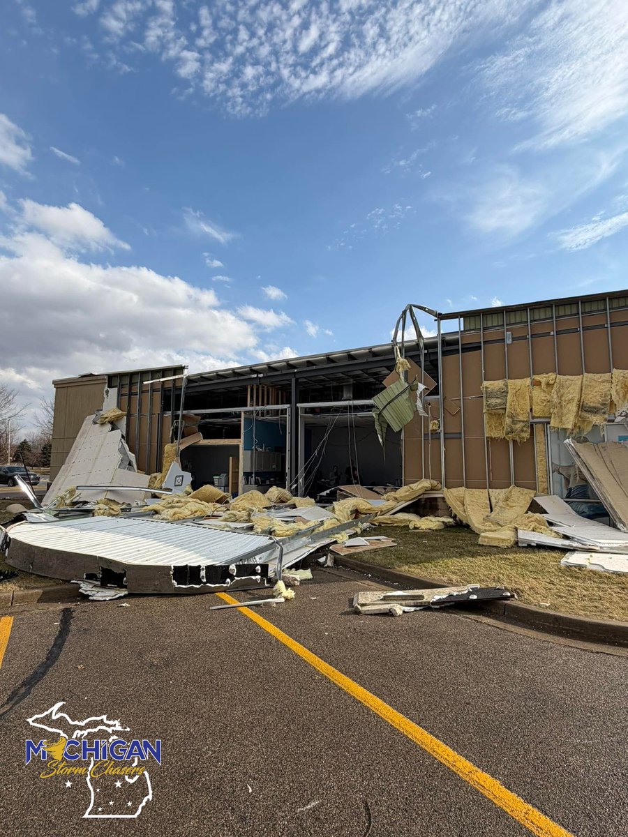 MiStormChasers's tweet image. First look at tornado damage in Three Rivers, MI from our chasers perspective.