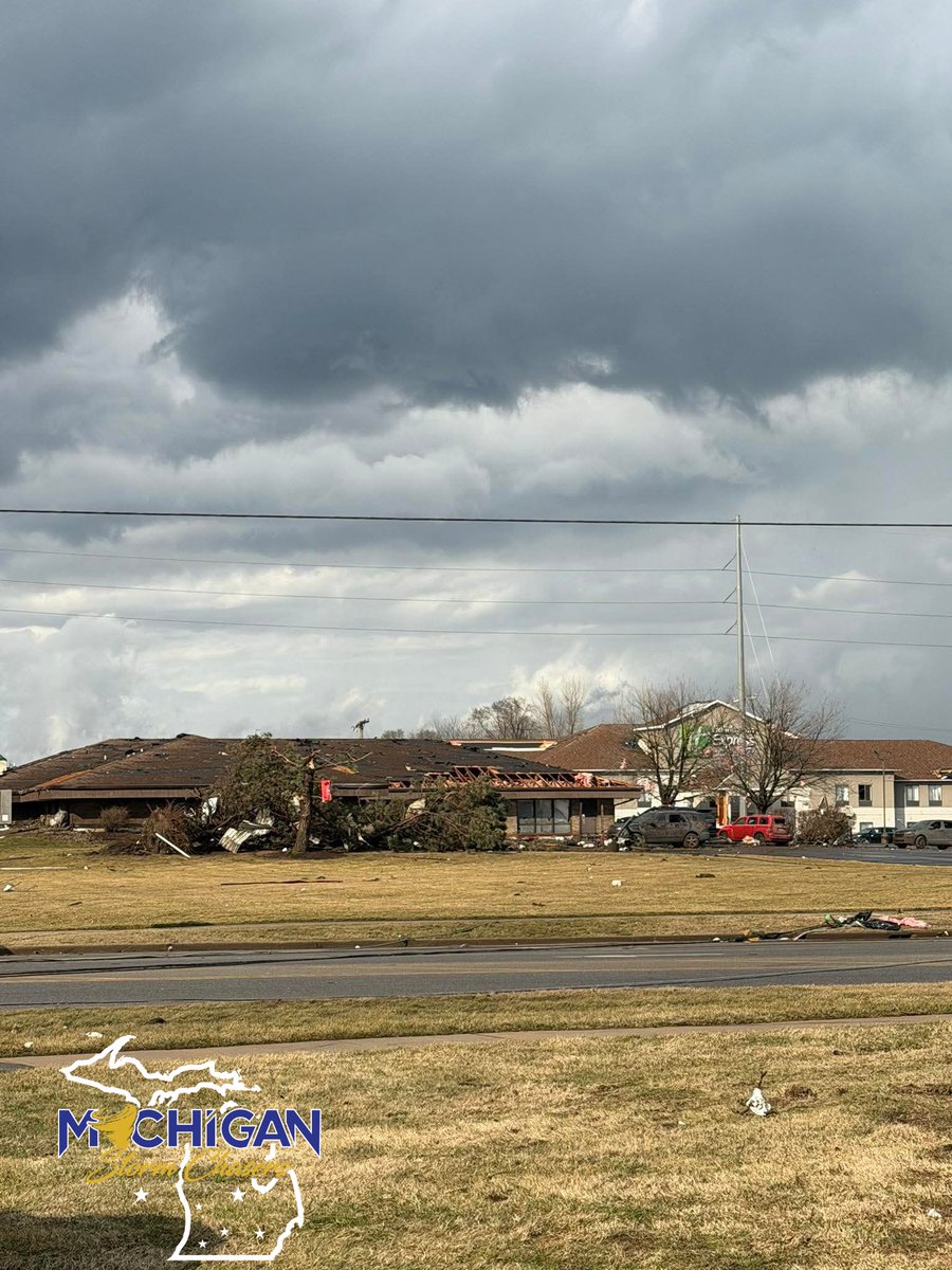 MiStormChasers's tweet image. First look at tornado damage in Three Rivers, MI from our chasers perspective.
